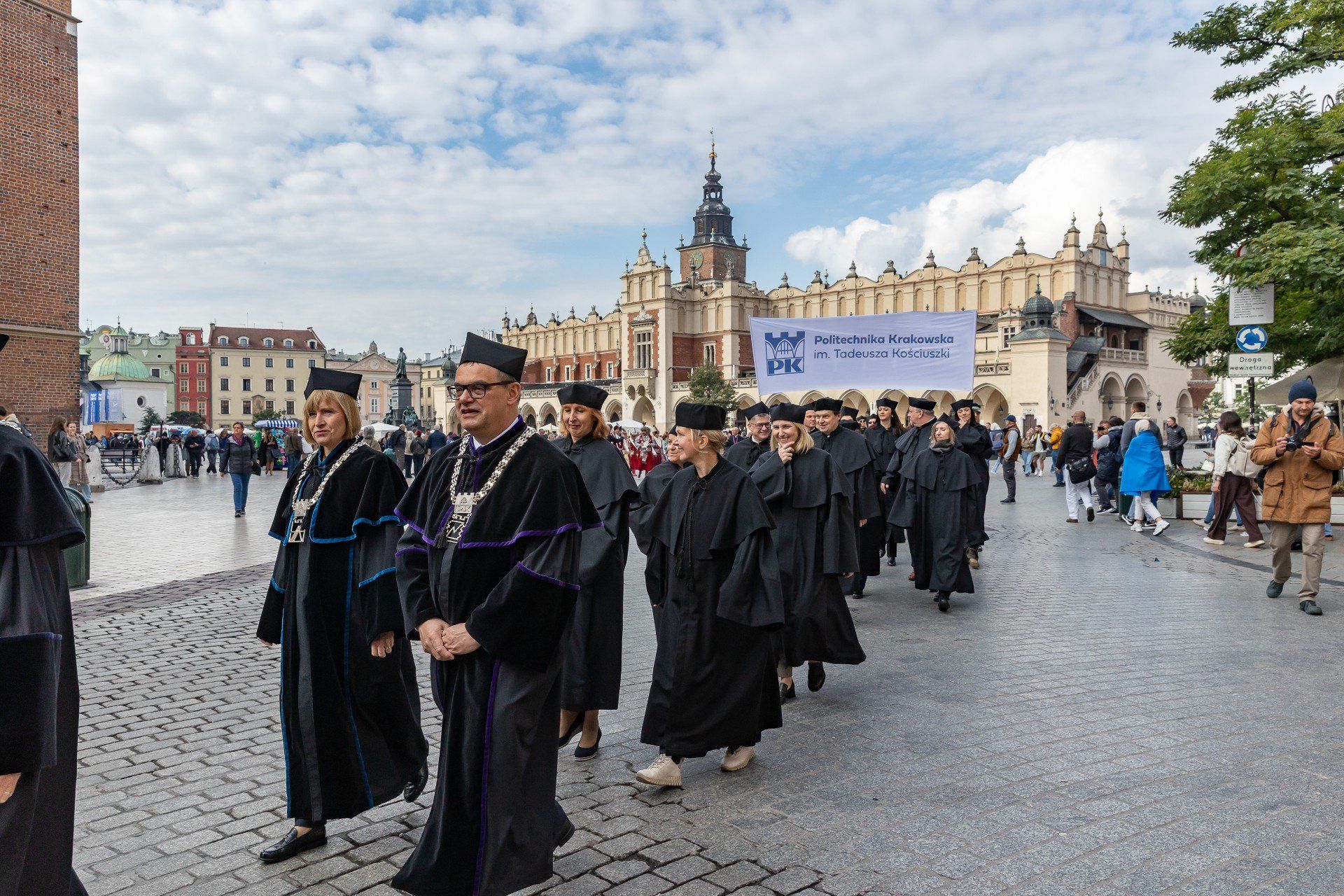 Tradycyjnie przez centrum Krakowa przeszedł pochód władz uczelni, senatorów i studentów PK