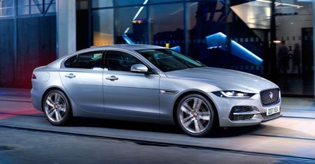 Jaguar XE debiutuje z nowymi multimediami i miękką hybrydą