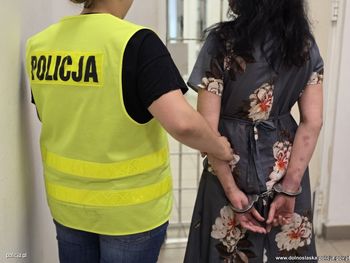 Interwencja w Głogowie. Nietrzeźwi rodzice i czteroletnie dziecko w oknie
