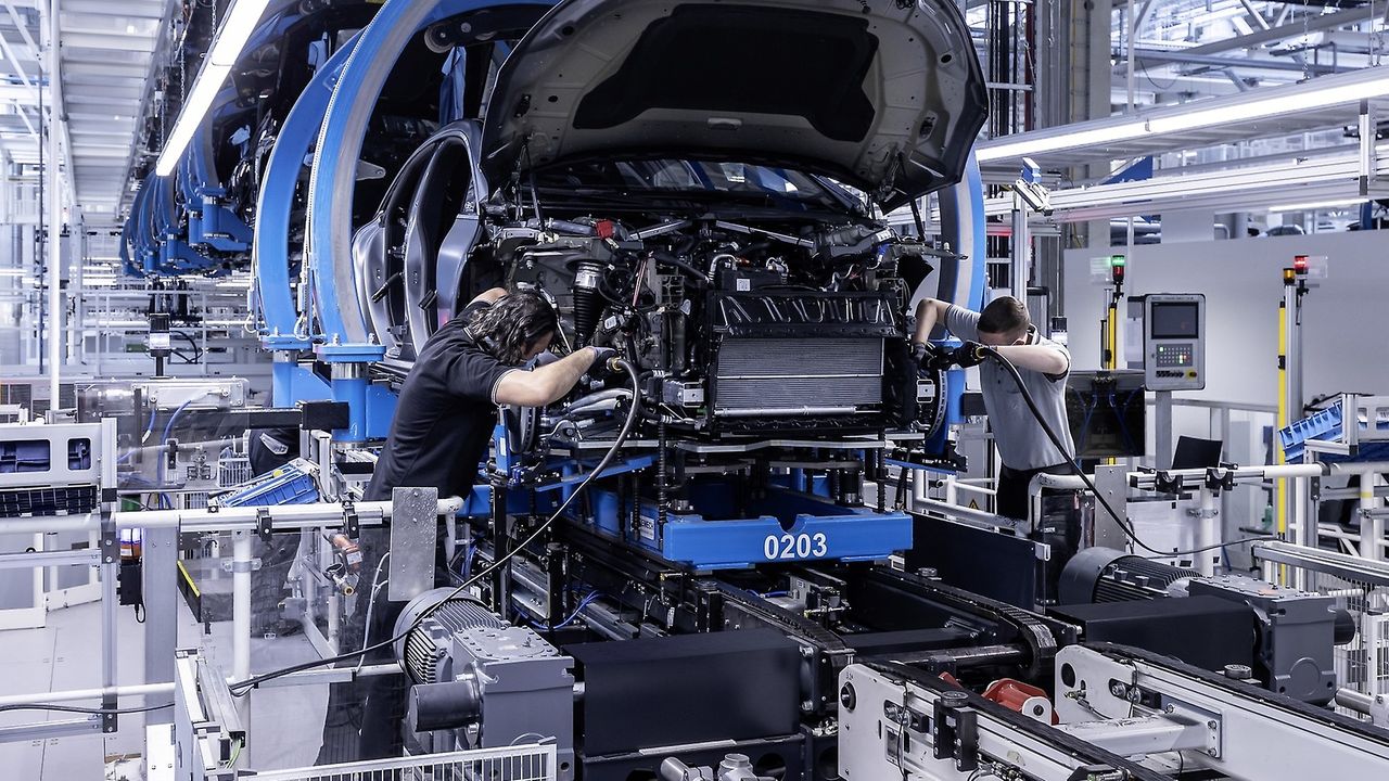 Mercedes znów ogranicza produkcję z tego samego powodu. Nie on jeden