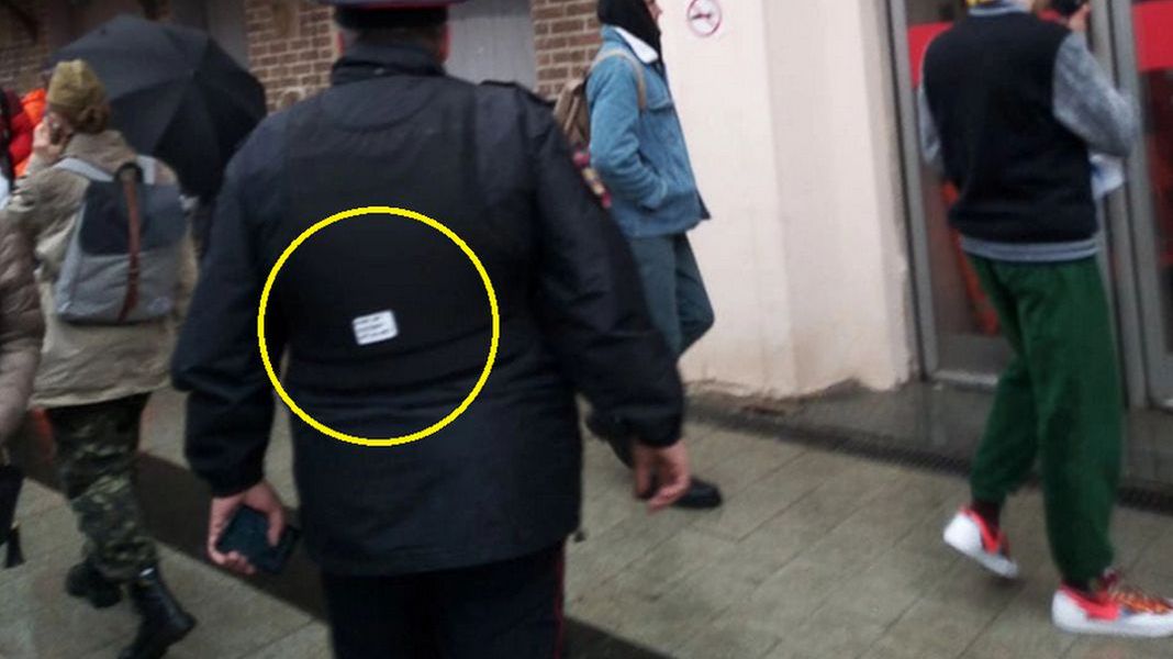 Na ubraniach policjantów pojawiły się antywojenne naklejki