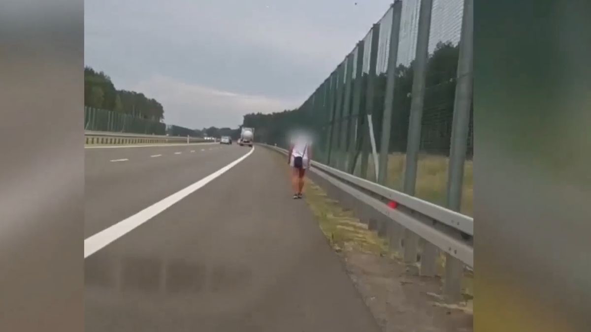 Kobieta szła poboczem trasy S3