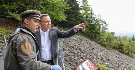 Wybory 2020. Prezydent na szlaku. Andrzej Duda bez maseczki w parku narodowym
