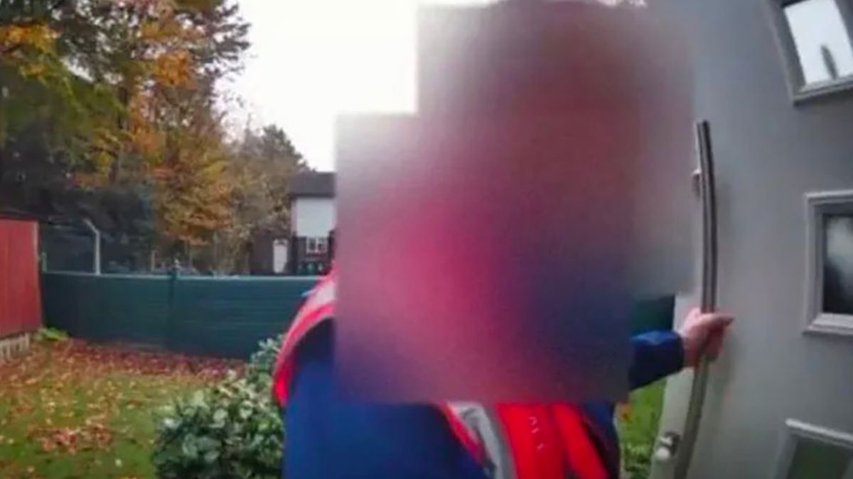 Kurier próbował pocałować 33-latkę w drzwiach