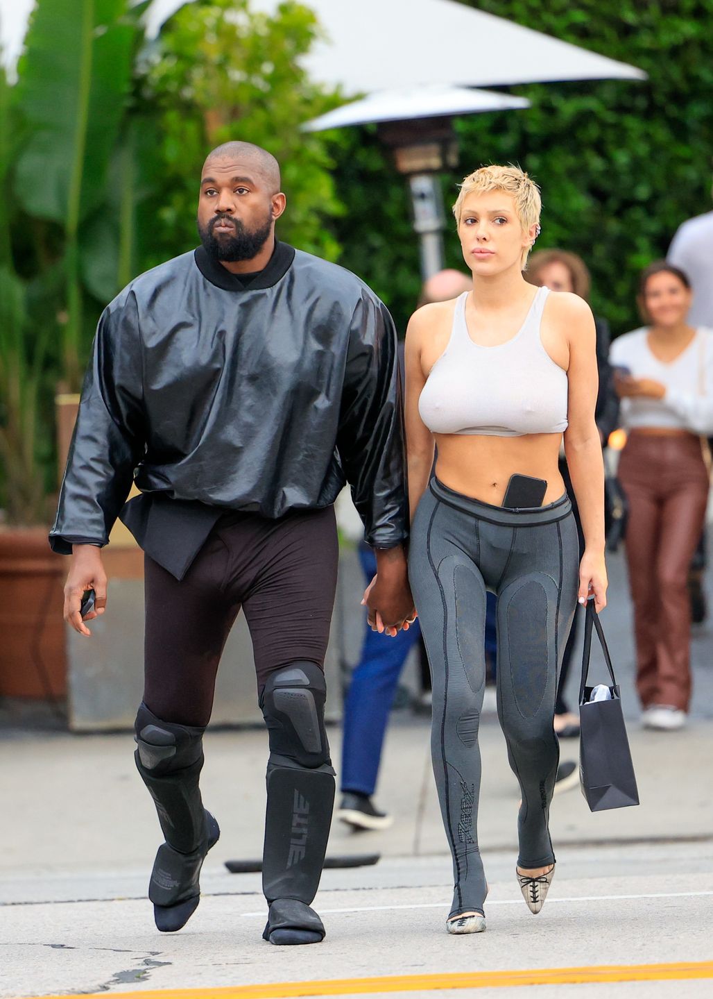 Sharon Osbourne pozuje okryta poduszką. Przebrała się za żonę Kanye Westa