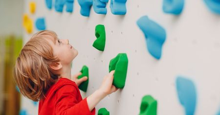 Ścianka wspinaczkowa dla dzieci. Jakie są zalety tego sportu?