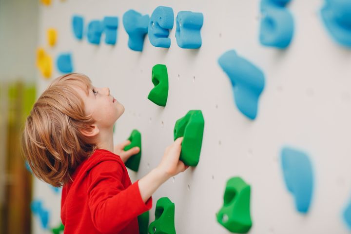 Ścianka wspinaczkowa dla dzieci to ciekawa alternatywa dla innych sportów dla dzieci
