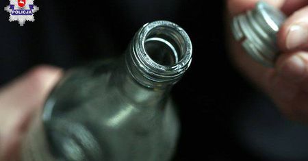 3-latka chodziła po klatce schodowej, prosząc o jedzenie. Jej matka "imprezowała" w domu