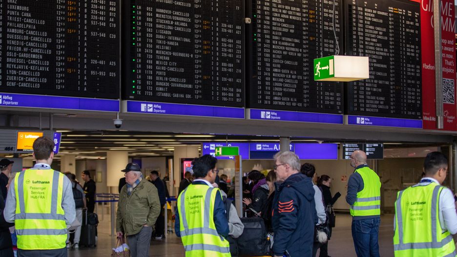 Lufthansa cancels flights due to IT systems failure
epa10468236 Lufthansa's employees help customers after their flights have been canceled, at the Frankfurt airport in Frankfurt am Main, Germany, 15 February 2023.  According to Lufthansa on 15 February, all departures and landings in Frankfurt have been suspended and flights scheduled from Munich are also partially affected, due to a failure in a telecommunications line in the Frankfurt area which had a major impact on the company's IT  systems.  EPA/ANDRE PAIN 
Dostawca: PAP/EPA.
ANDRE PAIN
