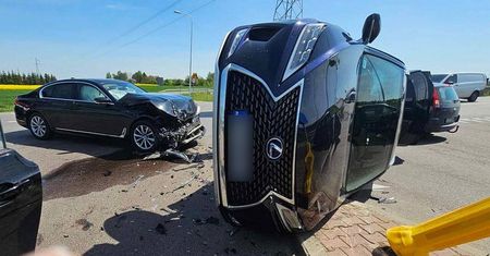 Samochód wylądował na boku. Wymusiła pierwszeństwo na BMW