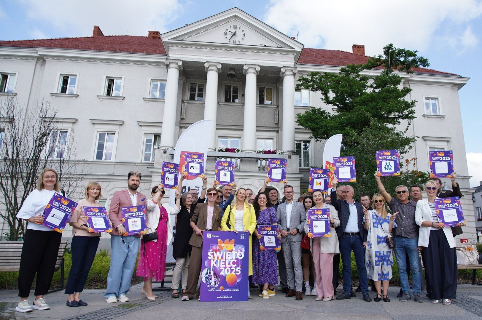 Na zdjęciu: Ewa Chabielska-Tyndyk - dyrektor Wzgórza Zamkowego, Ewa Sęk-Gwiazda - kierownik Energetycznego Centrum Nauki, Artur Wijata - dyrektor Kieleckiego Centrum Kultury, Daria Dyktyńska -dyrektor Muzeum Zabawek i Zabawy, Stanisława Zacharko-Łagowska - dyrektor Biura Wystaw Artystycznych, Agata Wojda - prezydentka Kielc, Dagmara Kuriata - rzecznik Rejonowego Przedsiębiorstwa Zieleni i Usług Komunalnych, Joanna Kowalska - wicedyrektor Teatru Lalki i Aktora &#34;Kubuś&#34;, Michał Poros - kierownik Centrum Geoedukacji, Tomasz Porębski - wiceprezydent Kielc, - Elżbieta Pańtak - dyrektor Kieleckiego Teatru Tańca, Jarosław &#34;Foka&#34; Bukowski - dyrektor Domu Środowisk Twórczych, Katarzyna Hodurek-Kiek - zastępczyni dyrektora Wydziału Promocji, Kultury i Sportu, Andrzej Abramowicz - dyrektor Młodzieżowego Domu Kultury oraz Magdalena Nowaczek - dyrektor Domu Kultury Zameczek i za nią, schowany, Tomasz Rejmer - dyrektor Domu Kultury Białogon 