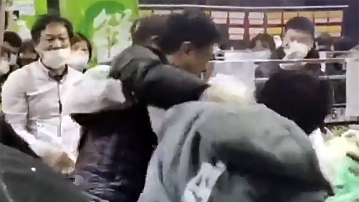 Mieszkańcy Szaghaju pobili się w sklepie o jedzenie