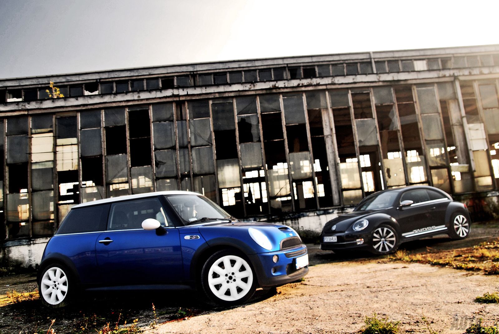 Volkswagen Beetle Sport 2,0 TSI DSG vs. Mini Cooper S