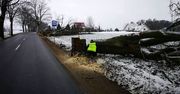 Ktoś ponacinał drzewa przy drogach. O krok od tragedii!