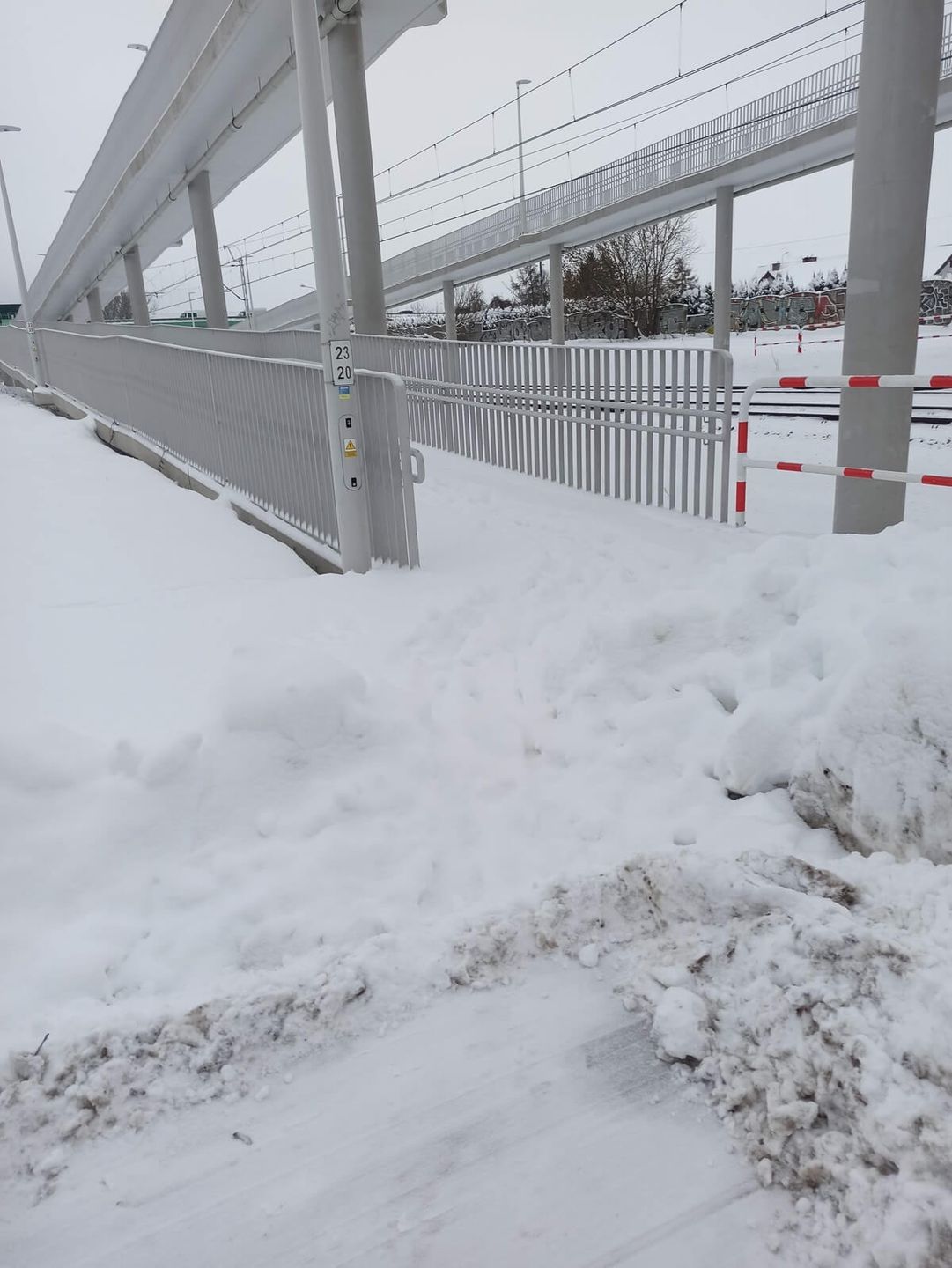 Nieodśnieżona kładka nad torami w Konopnicy - stan na 04.12.2023, godz. 7:40