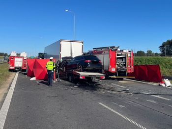 Wąsocz: Rozpędzona autolaweta wjechała w tył naczepy ciężarówki. 36-letni kierowca zginął na miejscu