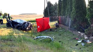 Auto z młodymi osobami roztrzaskało się na ogrodzeniu. Kierowca zginął na miejscu