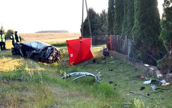 Auto z młodymi osobami roztrzaskało się na ogrodzeniu. Kierowca zginął na miejscu
