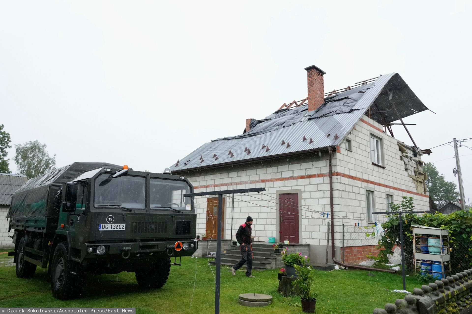 "Trzeba zrównać z ziemią". Wójt mówi o zniszczonym domu w Wyrykach