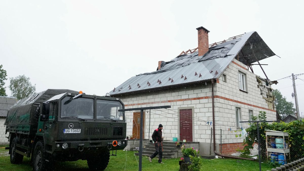 Zniszczony dom w Wyrykach