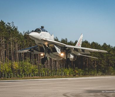 Wojsko zamknęło drogę wojewódzką. Wylądował tam F-16
