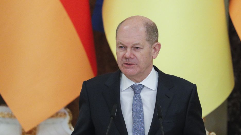 epa09756239 German Chancellor Olaf Scholz speaks during a joint press conference with the Ukrainian president following their meeting in Kiev, Ukraine, 14 February 2022. German Chancellor Scholz is on an official visit to Kiev to show solidarity and support to Ukraine amid fears of a Russian invasion.  EPA/SERGEY DOLZHENKO Dostawca: PAP/EPA.