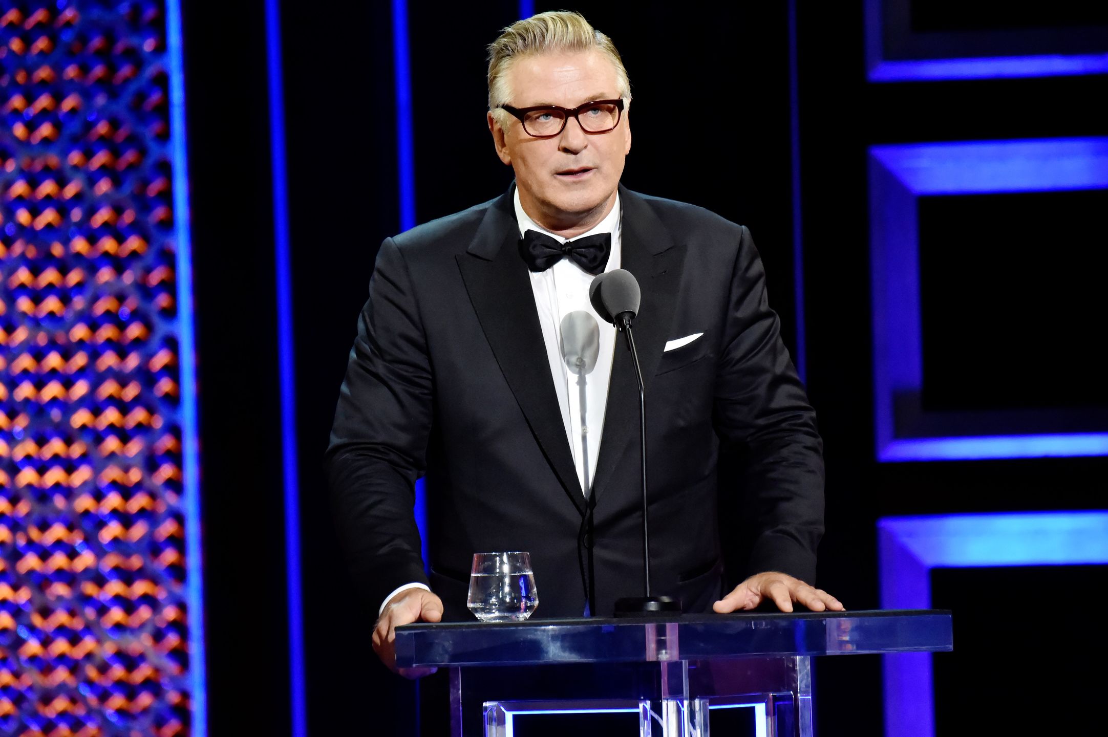 Alec Baldwin postrzelił dwie osoby na planie. Jedna nie przeżyła... 