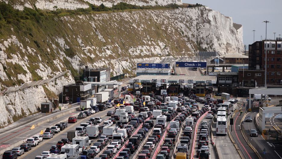 Wielogodzinne kolejki w porcie w Dover z powodu problemów na bramkach granicznych.