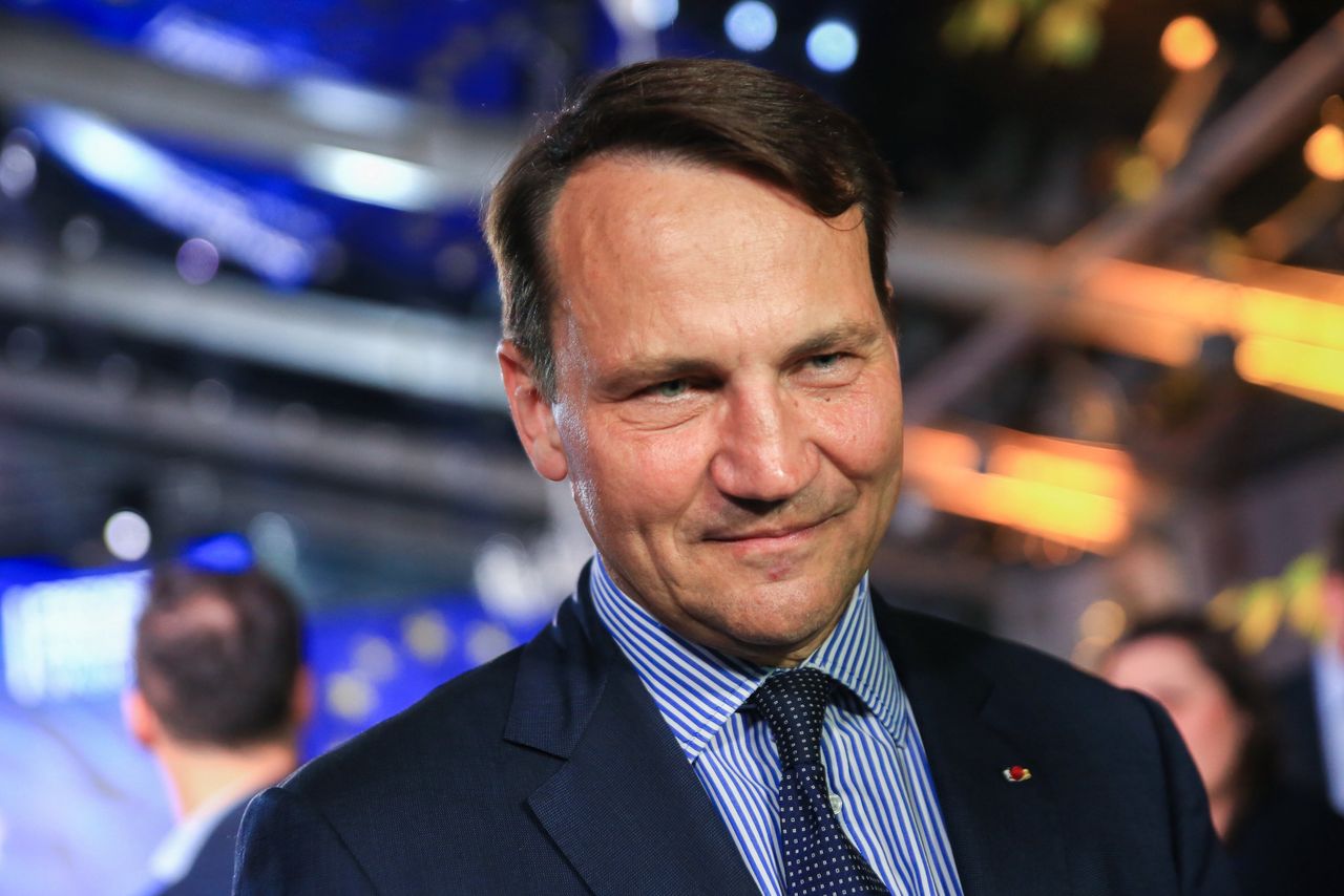 Sikorski przyjął trzecią dawkę. "Czip od Gatesa nadal nie działa"