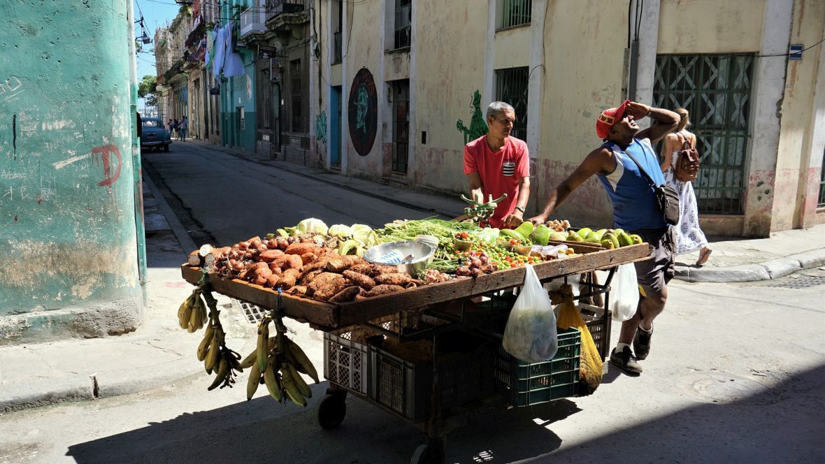 Warzywa i owoce to wciąż najbardziej dostępne produkty spożywcze na Kubie. Często są sprzedawane przez obwoźnych handlarzy