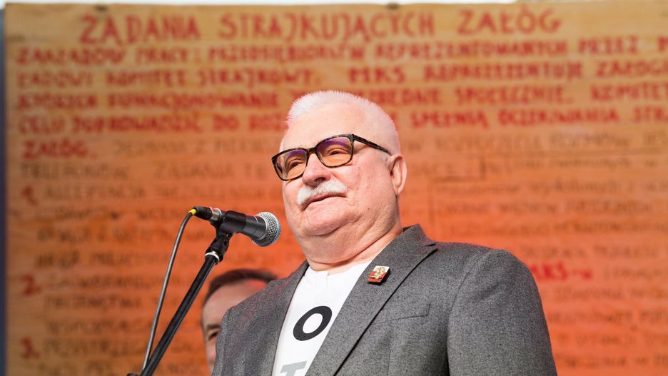 Afera szczepionkowa. Były prezydent Polski Lech Wałęsa staje w obronie znanych osób, które się zaszczepiły