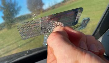 Mandat za nalepkę na szybie. Wielu kierowców wciąż nie wie