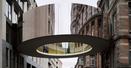 Architekci mieli rozmach. W Brukseli zawisła okrągła, lustrzana kładka