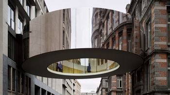 Architekci mieli rozmach. W Brukseli zawisła okrągła, lustrzana kładka