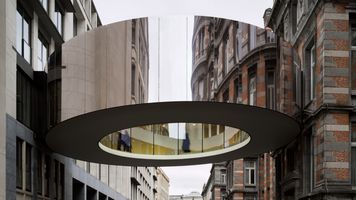 Architekci mieli rozmach. W Brukseli zawisła okrągła, lustrzana kładka
