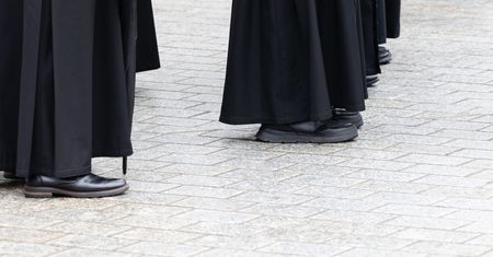 Księża zarabiają miliony. Ministerstwo podało prawdziwe stawki