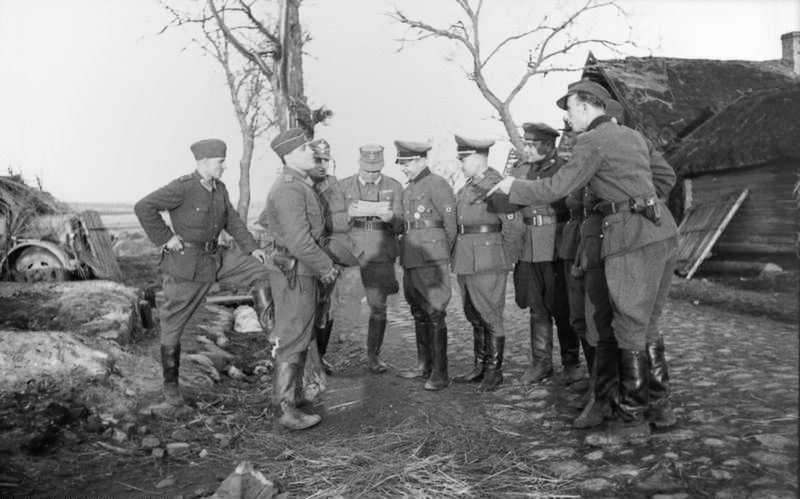 Bronisław Kamiński z oficerami RONA i policji niemieckiej uzgadnia plan akcji przeciwpartyzanckiej na Białorusi (21 marca 1944 r.)