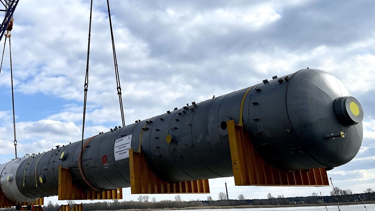 Kolumna, która dotarła do Płocka waży ponad 850 ton i mierzy blisko 100 metrów długości