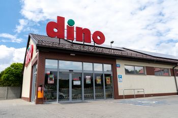 Zmowa na rynku pracy? UOKiK stawia zarzuty Dino i przewoźnikom