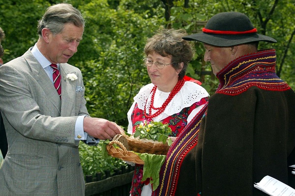 Jeszcze jako książę Karol odwiedził polskie Tatry. Spotkał się też z góralami