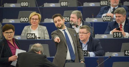Tak bogacą się europosłowie. Nowe samochody, domy i oszczędności