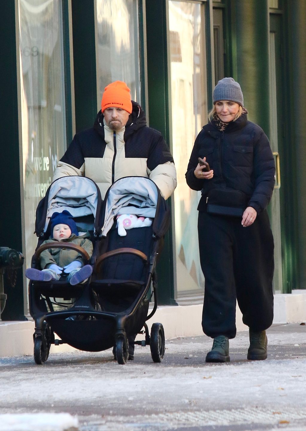 Cameron Diaz z mężem i dzieckiem na spacerze