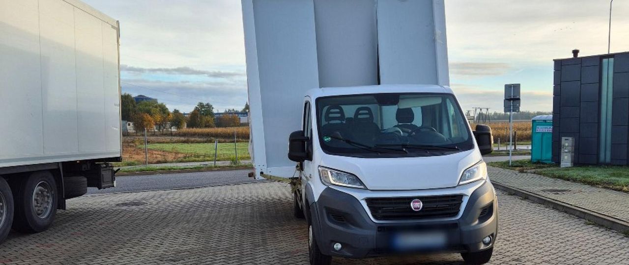 Załadował kontener na Ducato i ruszył w trasę. Daleko nie zajechał