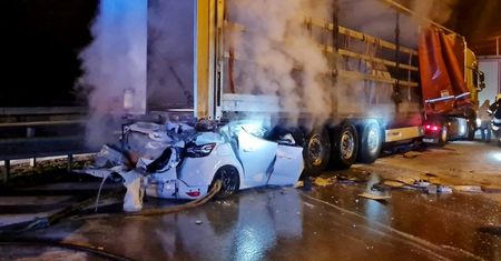 Dacia wbiła się pod naczepę ciężarówki. Kierowca nie żyje