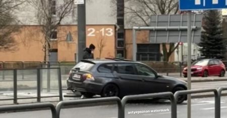 Kierowca BMW wpadł w poślizg. Wjechał w przystanek autobusowy