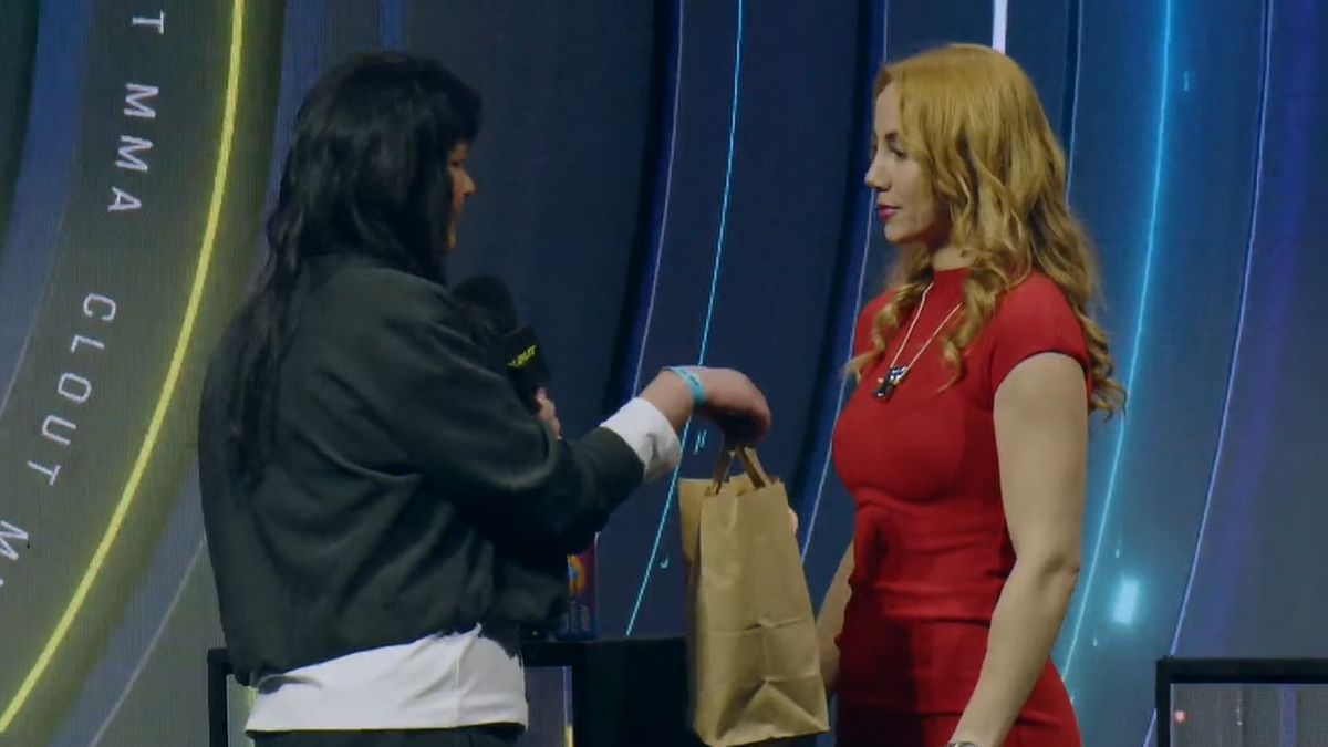 Na zdjęciu: Małgorzata 'Magical' Zwierzyńska wręcza prezent Mariannie Schreiber