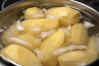 Dodaj do wody. Ziemniaki ugotują się dużo szybciej, a ich konsystencja i smak będą obłędne