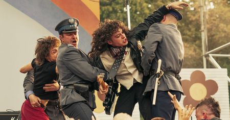 "Mniej obcy". Zobacz zwiastun filmu Netfliksa o liderze Lady Pank
