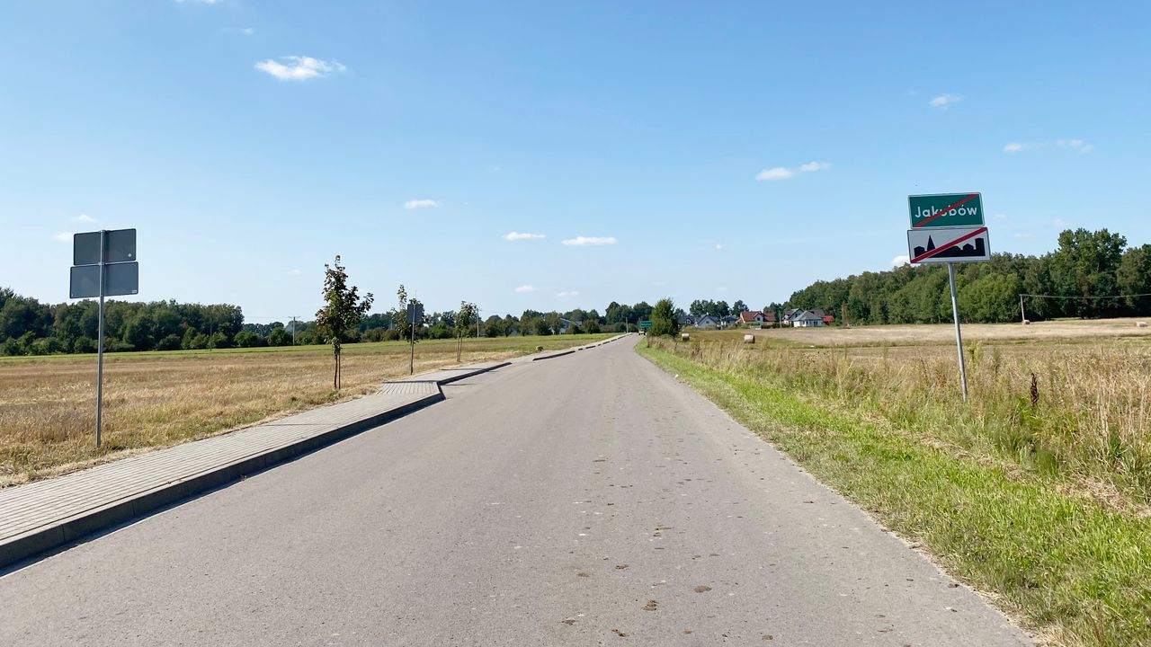 Mijając znak po prawej, wyjeżdżacie z obszaru zabudowanego, ale kierowcy jadący z naprzeciwka cały czas są w obszarze zabudowanym. Skomplikowane? To czytajcie dalej