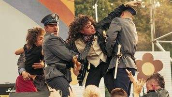 "Mniej obcy". Zobacz zwiastun filmu Netfliksa o liderze Lady Pank